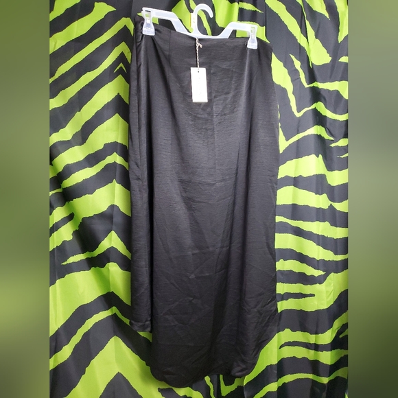 Black Tulip Skirt, Hi-Low/Asymmetrical, Size Large NWT - Picture 6 of 12